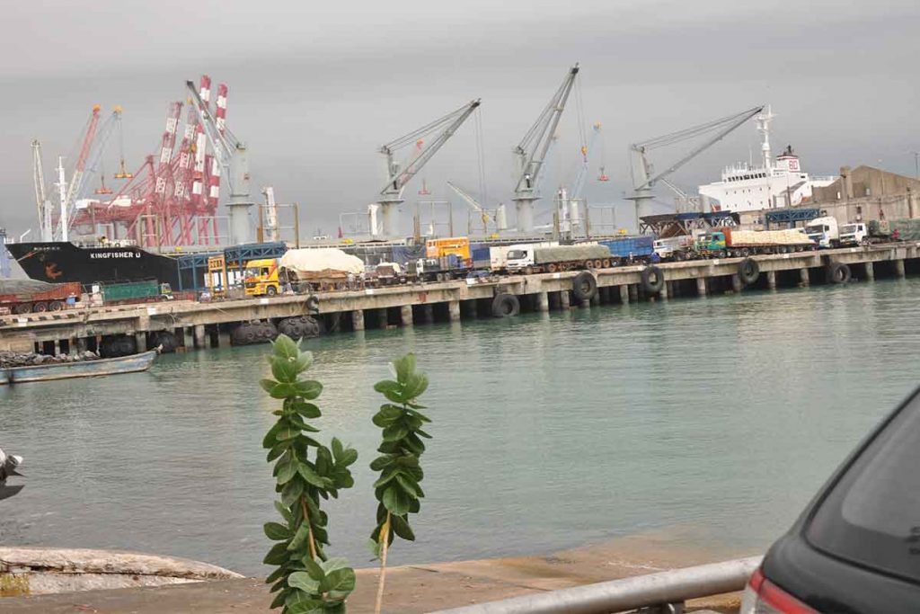 un environnement sain, avec une bonne qualité des services hygiéniques et sécuritaires procurent un bon rendement des activités portuaires et maritimes.